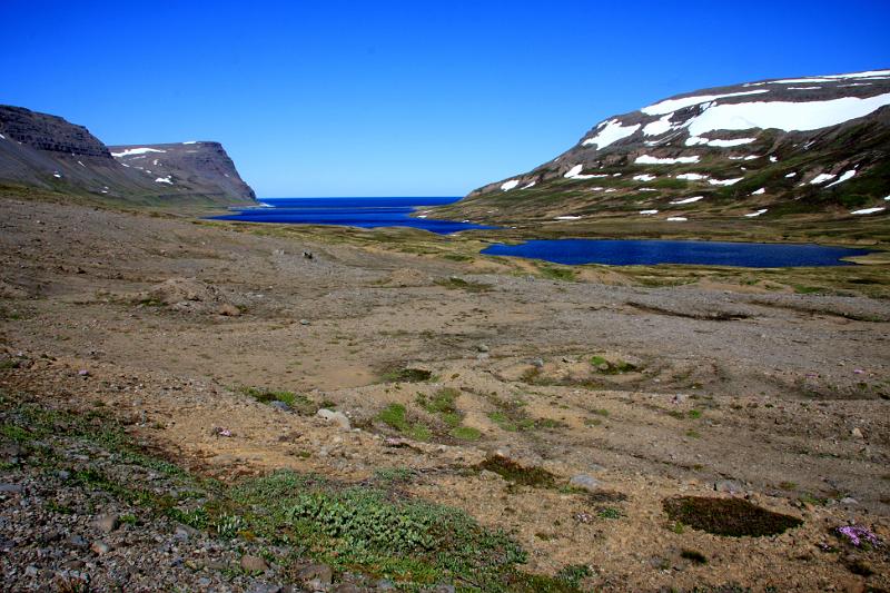 IMG_8116-e.jpg - Rekavík bak Látur. Hálsavatn til hægri og Rekavíkurvatn utar