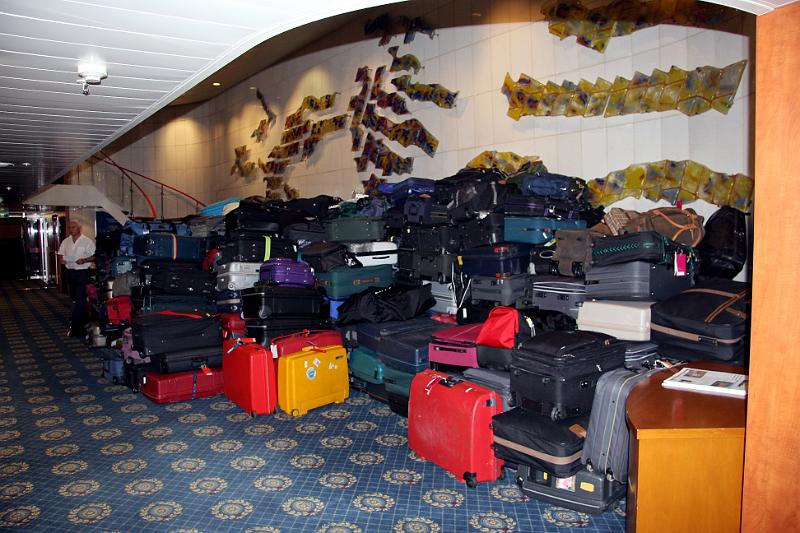 IMG_9135-e.jpg - The luggage in the lobby